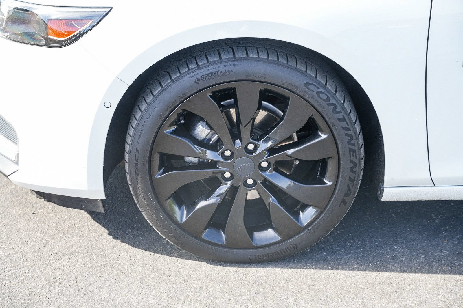 Used 2018 Chevrolet Malibu Premier w/ Premier Sun and Wheel Package FWD image 9
