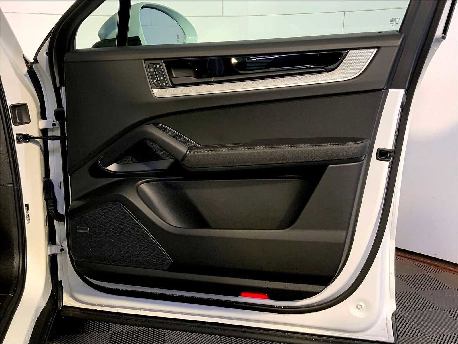 Certified 2024 Porsche Cayenne Coupe image 26