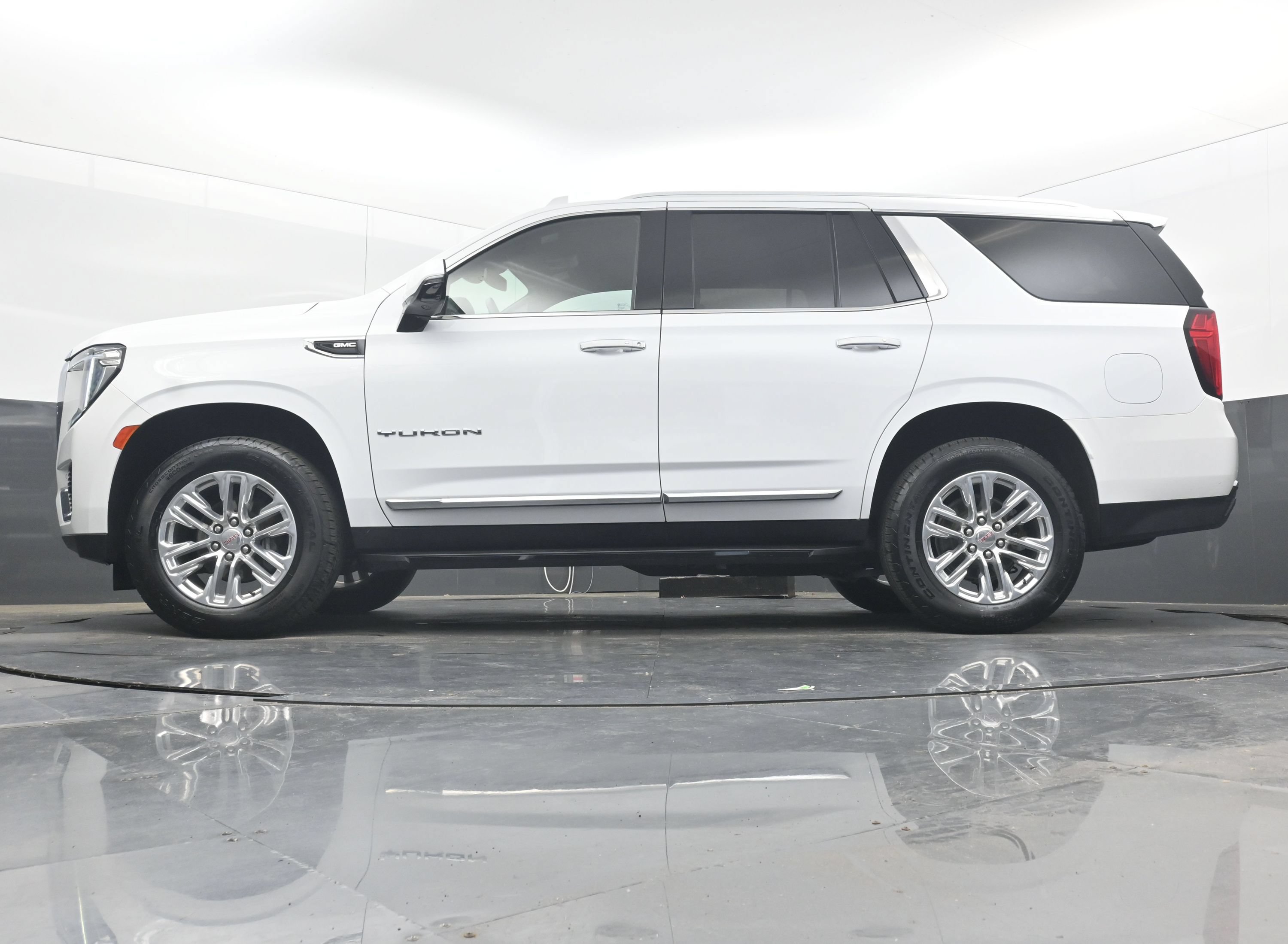 Used 2024 GMC Yukon SLT w/ SLT Luxury Package AWD/4WD image 27