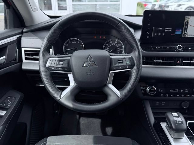Used 2025 Mitsubishi Outlander SE AWD/4WD image 29