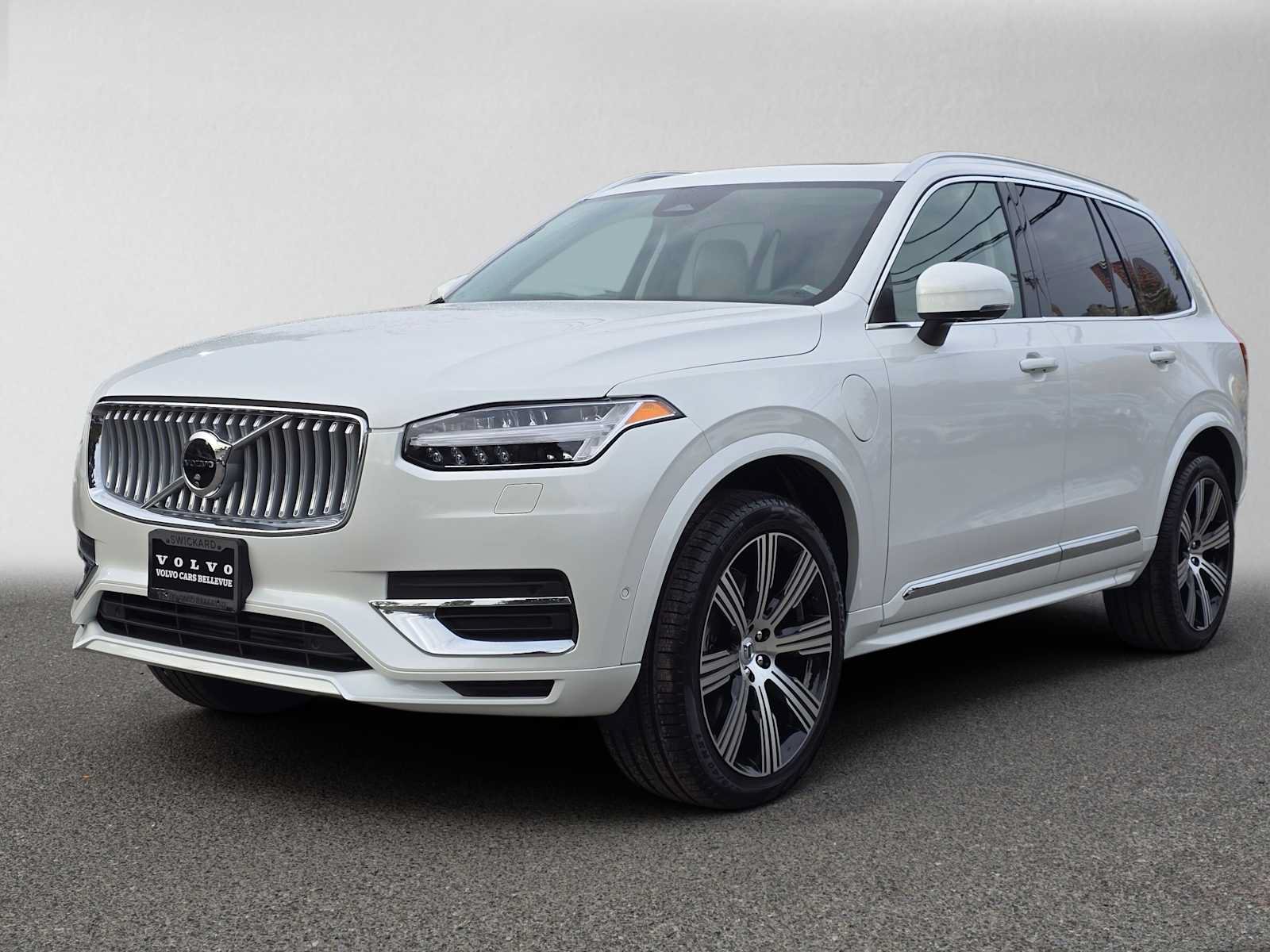 Certified 2025 Volvo XC90 T8 Plus w/ Protection Package Premier AWD/4WD image 8
