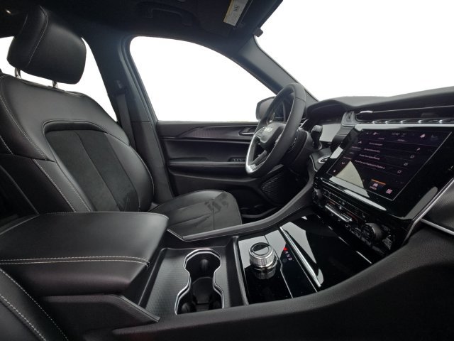 Used 2025 Jeep Grand Cherokee Altitude AWD/4WD image 15