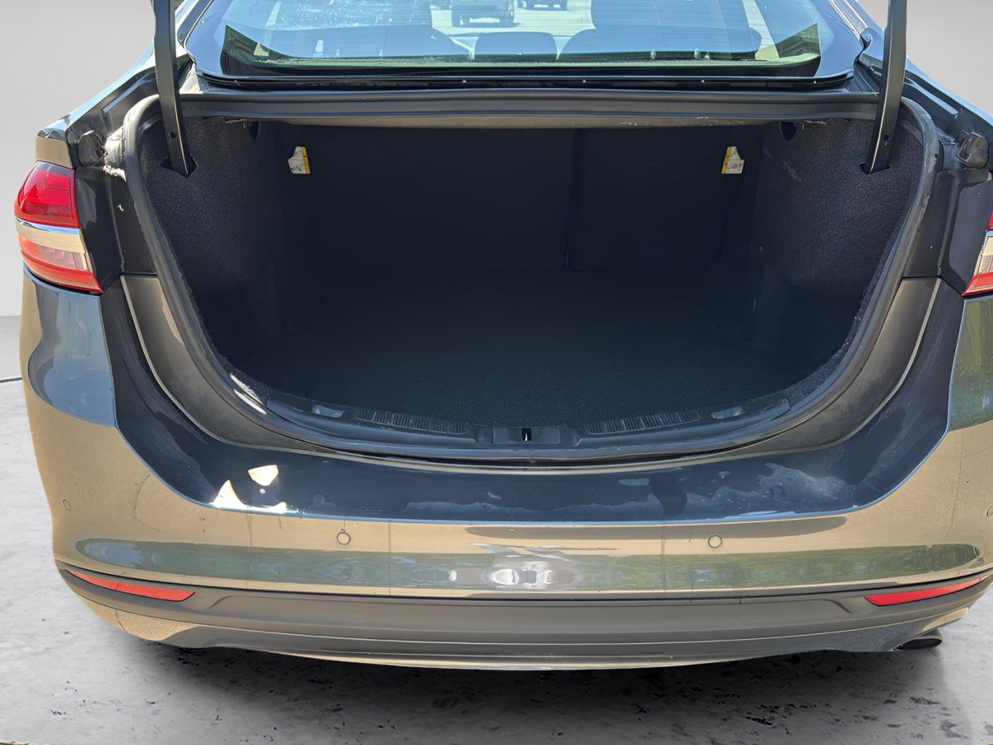 Used 2018 Ford Fusion SE FWD image 23