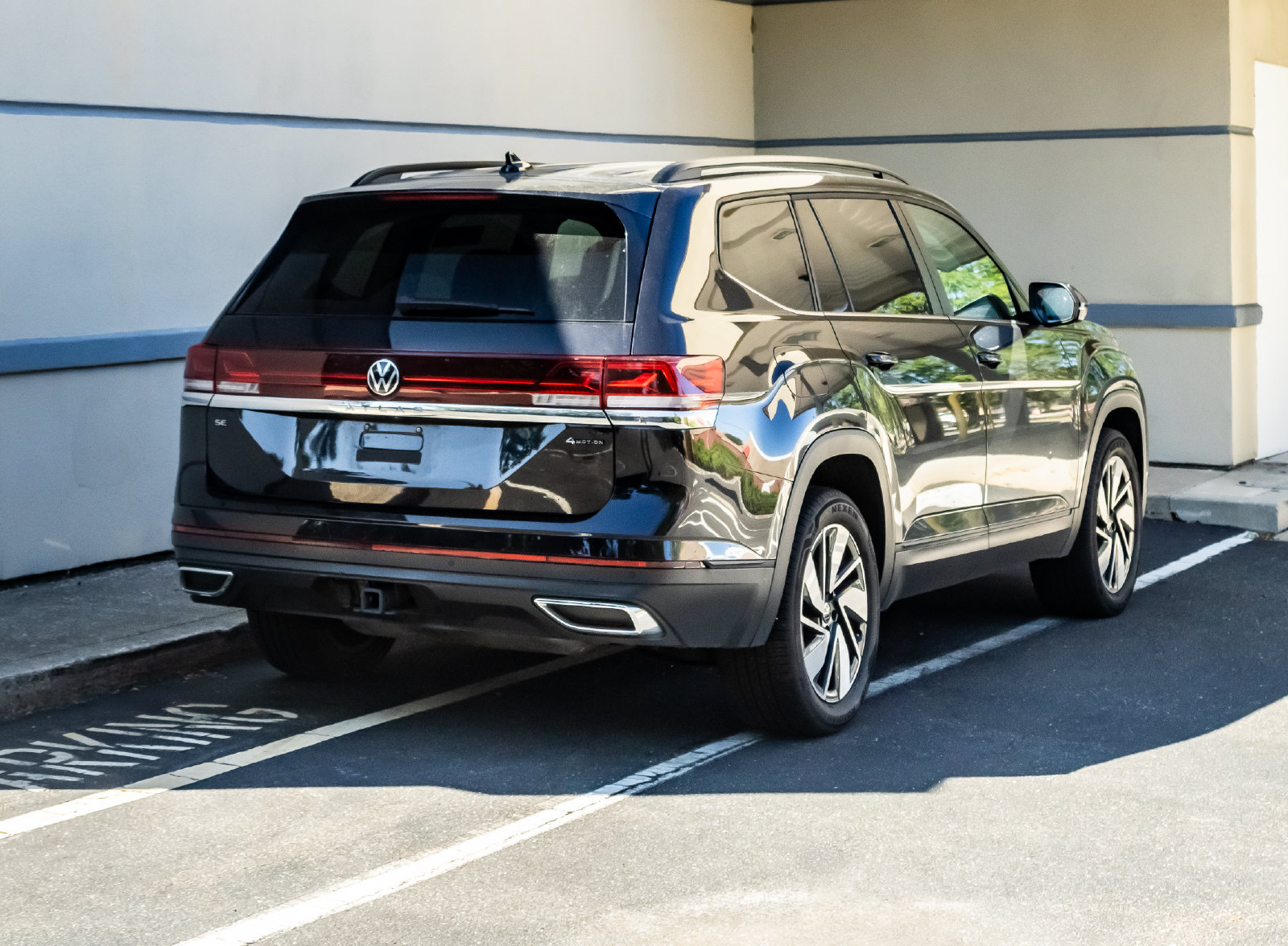 Used 2025 Volkswagen Atlas SE AWD/4WD image 7