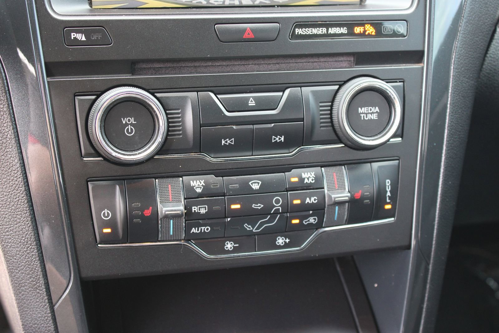 Used 2018 Ford Explorer XLT w/ Equipment Group 202A image 17