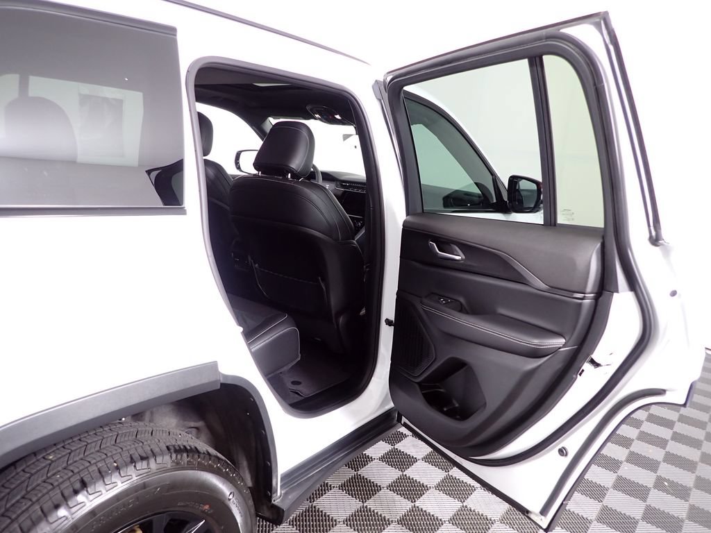 Used 2025 Jeep Grand Cherokee Altitude AWD/4WD image 35
