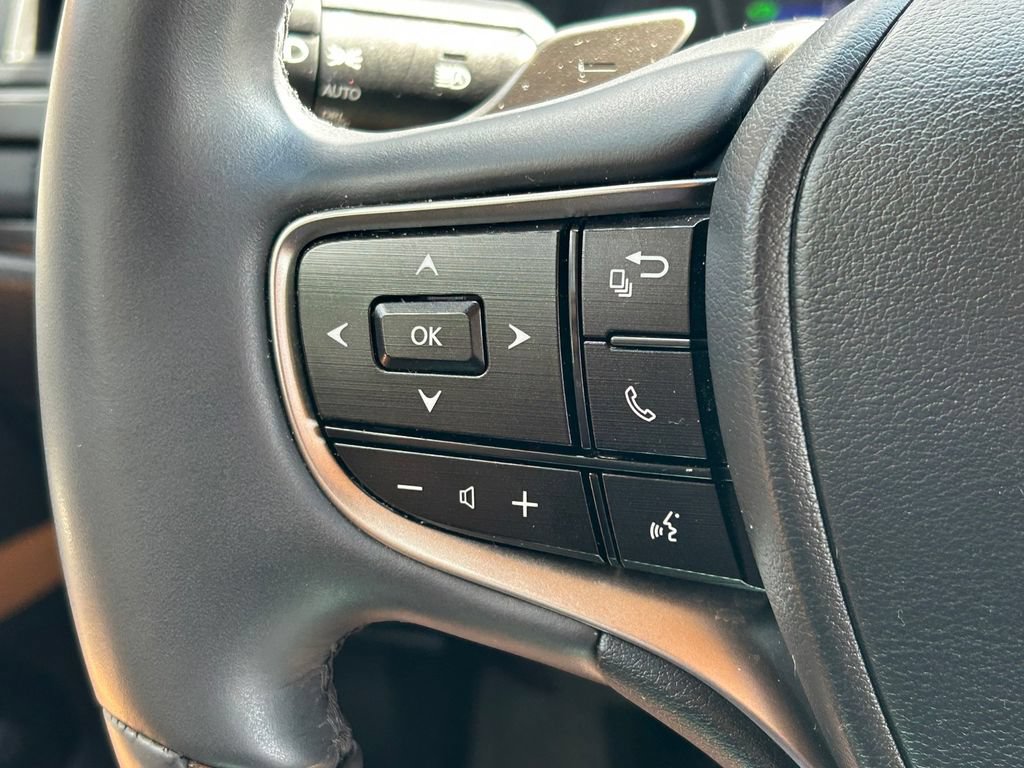 Used 2022 Lexus ES 300h w/ Luxury Package FWD image 38