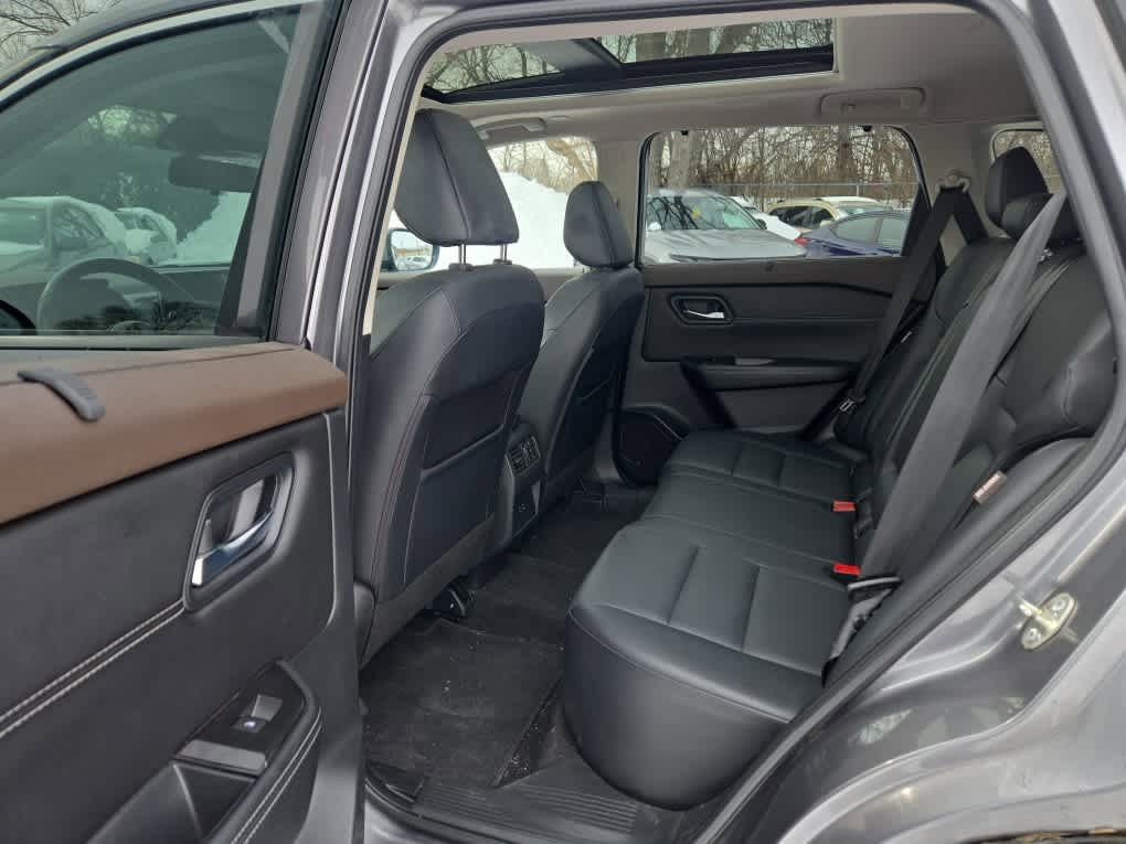 Used 2022 Nissan Rogue SV w/ SV Premium Package image 9