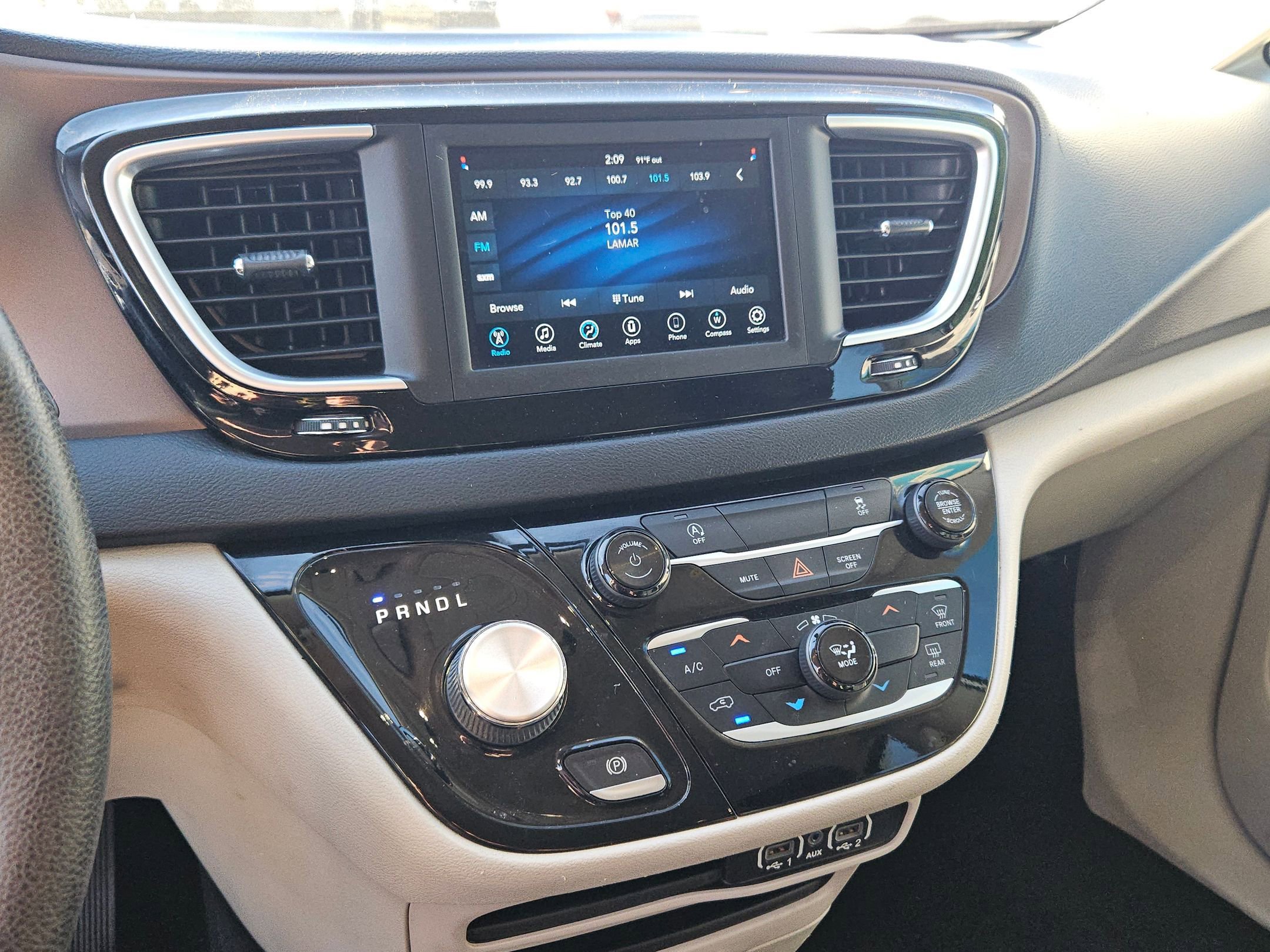 Used 2021 Chrysler Voyager LX image 13