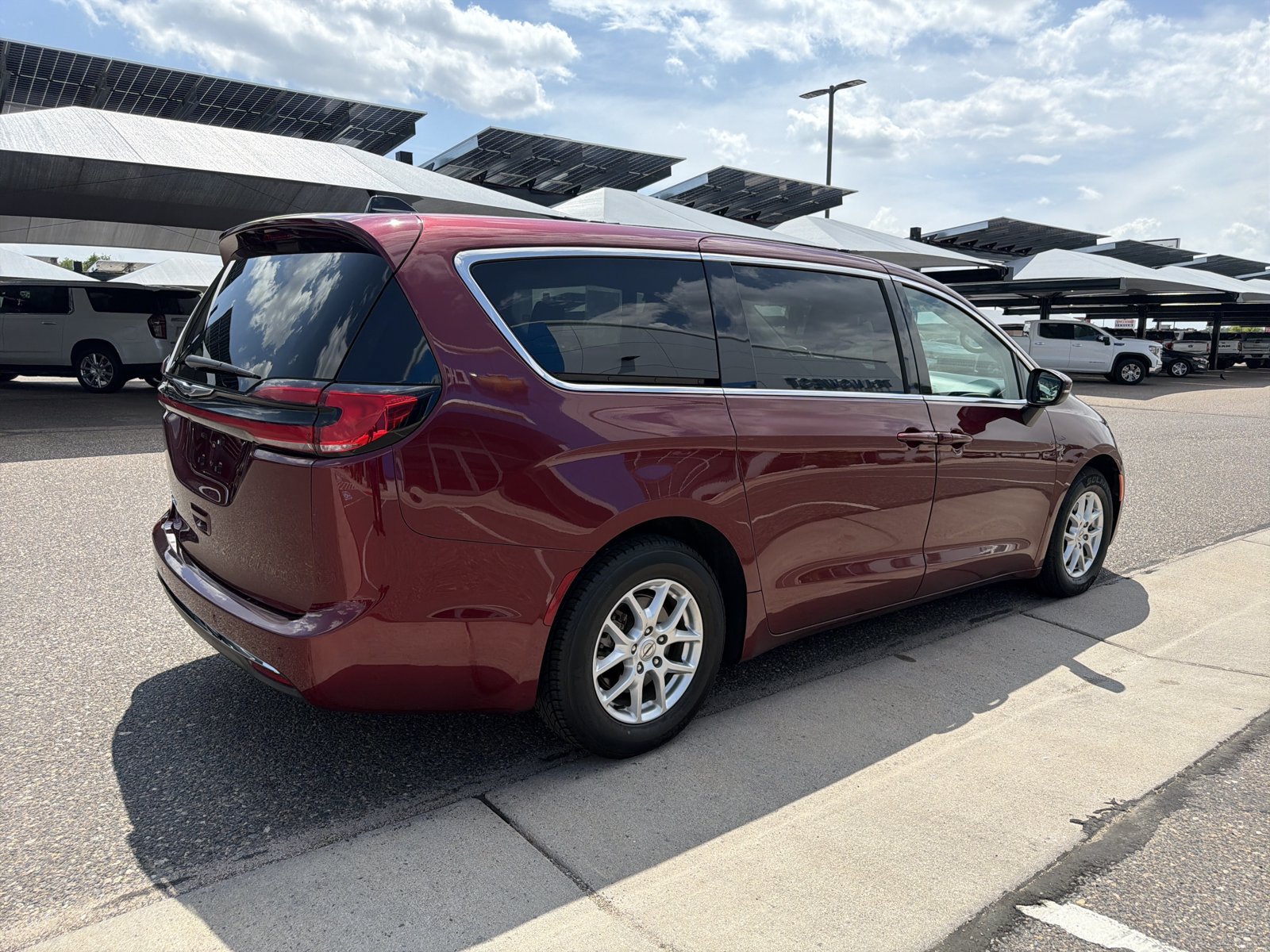 Used 2023 Chrysler Pacifica Touring-L FWD image 5