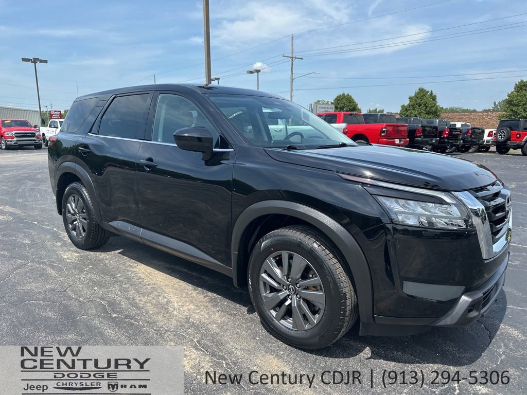 Used 2023 Nissan Pathfinder S image 3