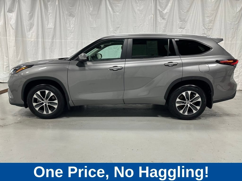 Used 2025 Toyota Highlander XLE AWD/4WD image 4