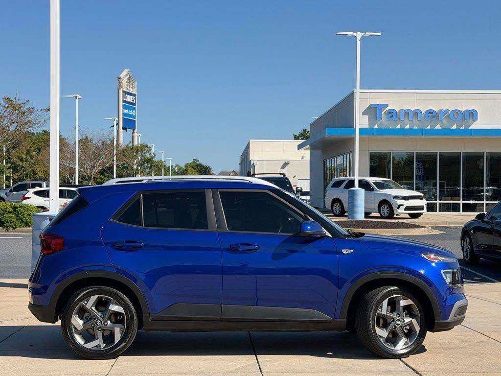 Used 2025 Hyundai Venue SEL FWD image 5