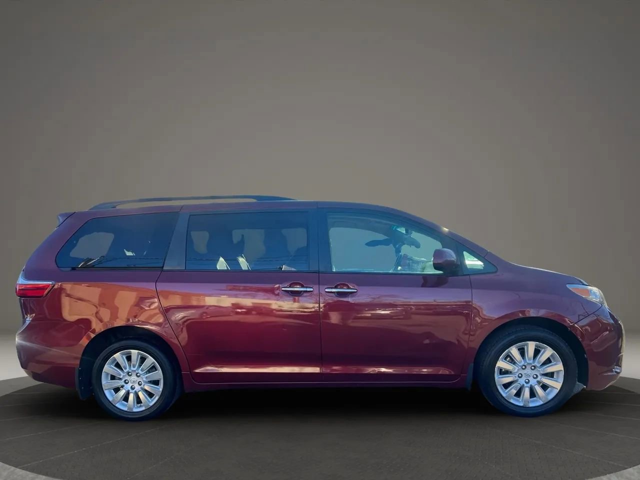 Used 2016 Toyota Sienna XLE w/ XLE Navigation Package AWD/4WD image 4
