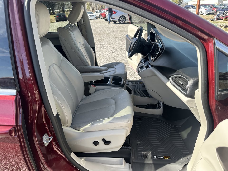 Used 2017 Chrysler Pacifica Touring-L Plus w/ Advanced Safetytec Group FWD image 20