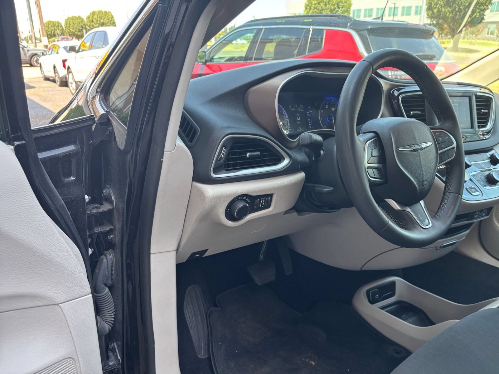 Used 2024 Chrysler Voyager LX FWD image 37