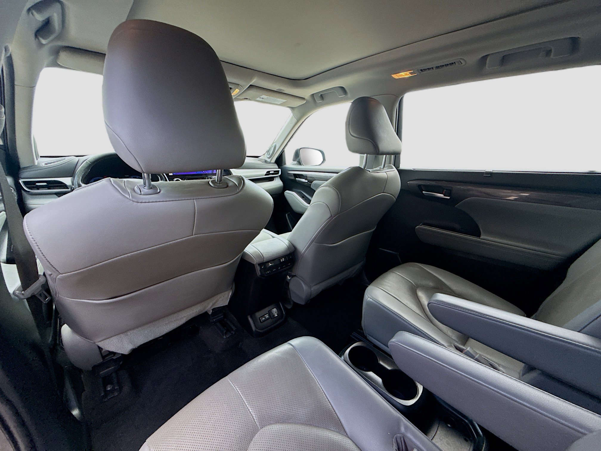 Used 2023 Toyota Highlander Platinum FWD image 25