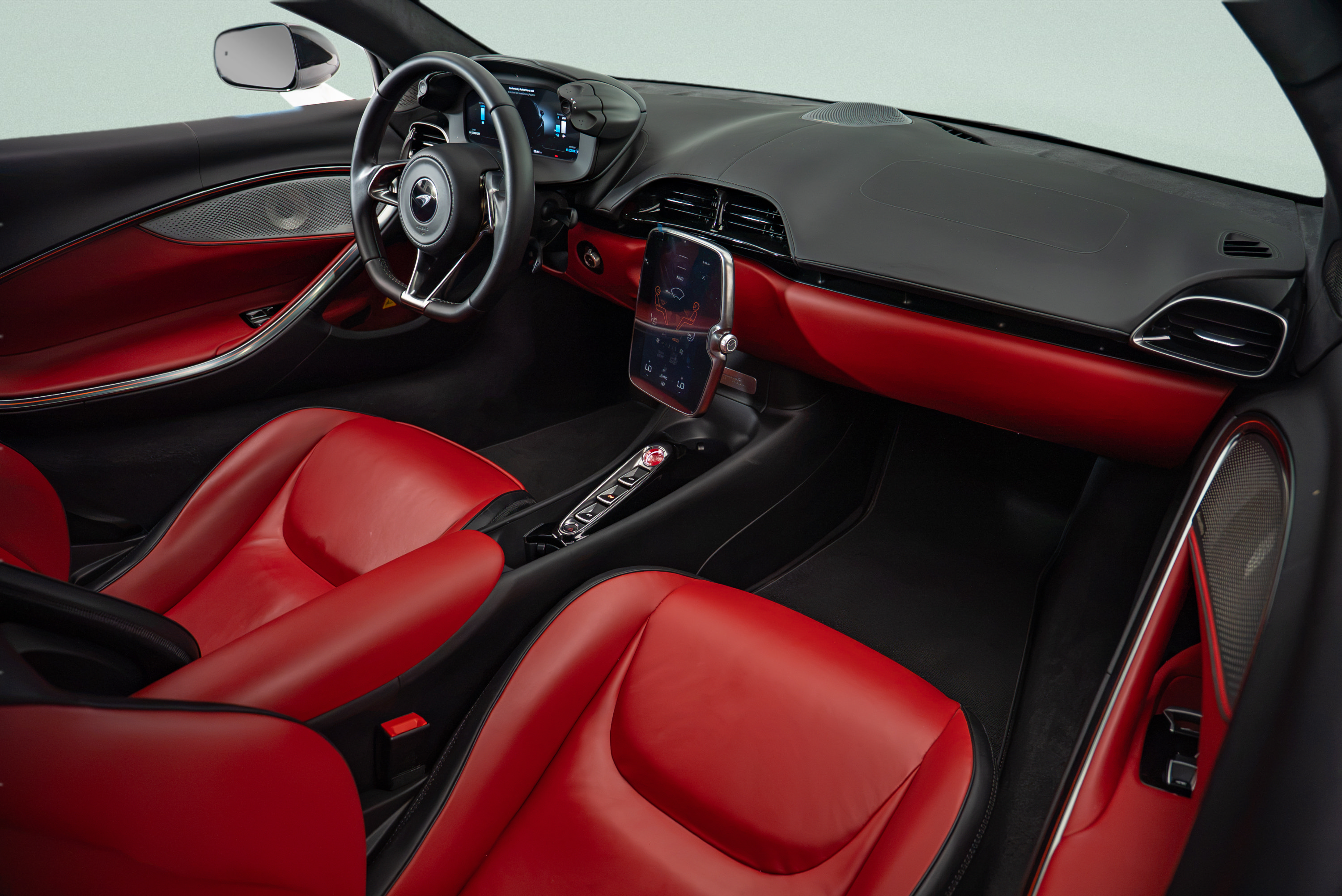 Used 2023 McLaren Artura RWD image 8