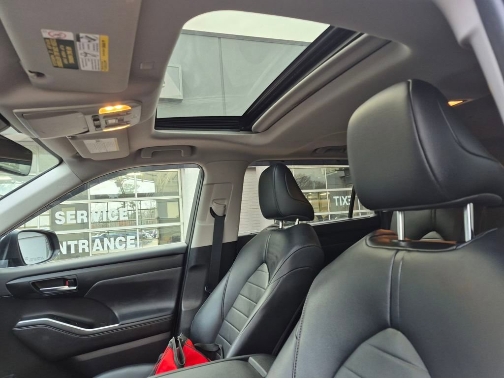 Used 2020 Toyota Highlander XLE image 14