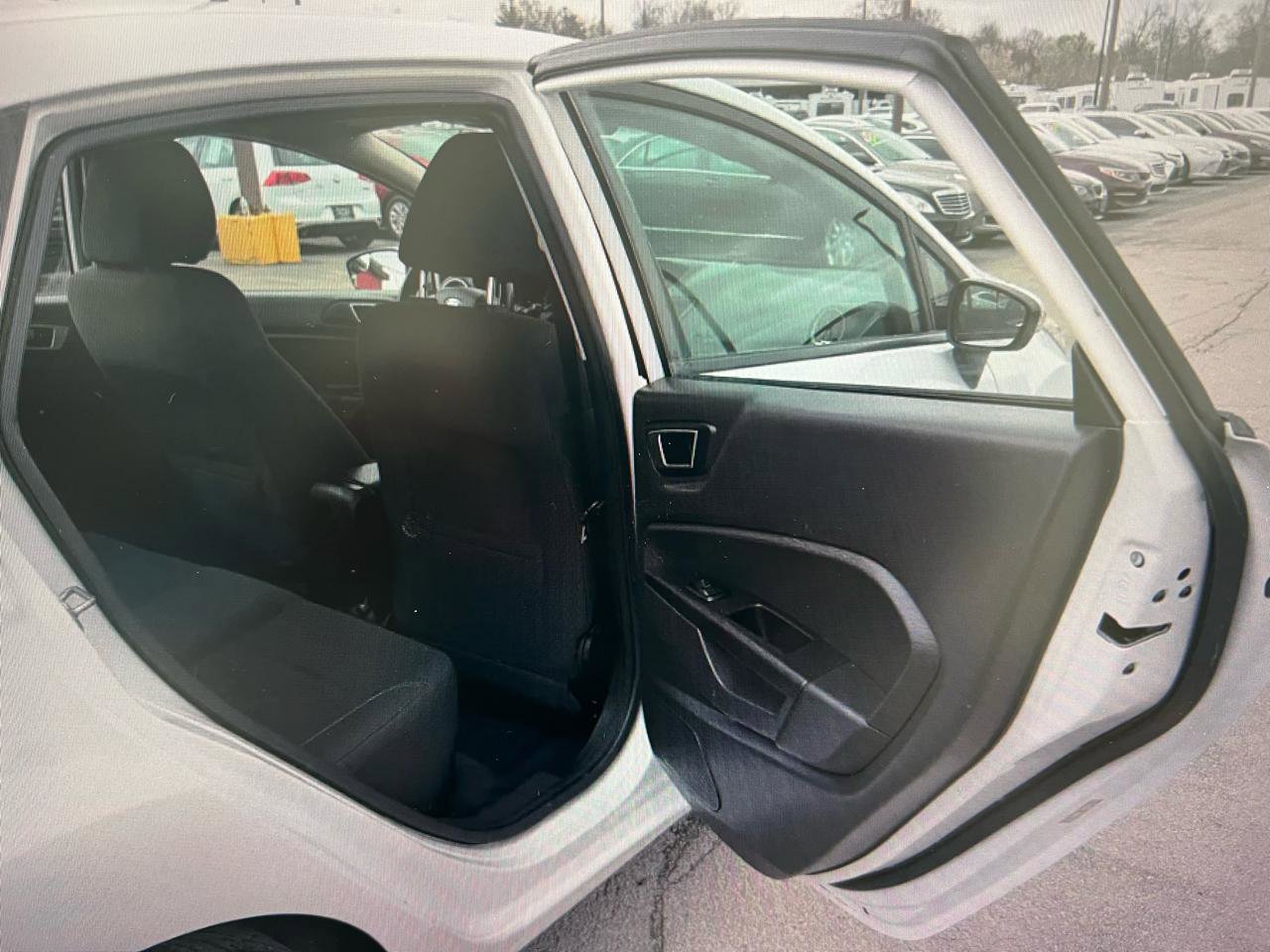 Used 2015 Ford Fiesta SE FWD image 8