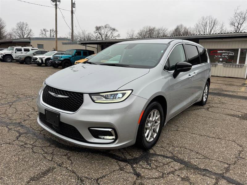 Used 2024 Chrysler Pacifica Touring-L image 3