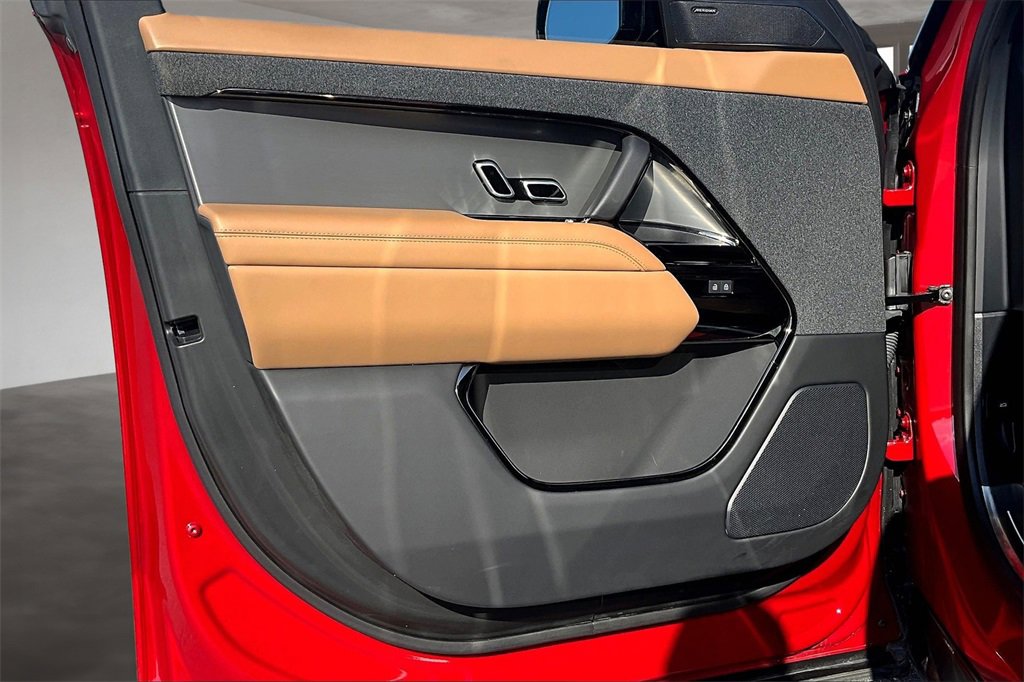 Certified 2025 Land Rover Range Rover Sport SE image 18