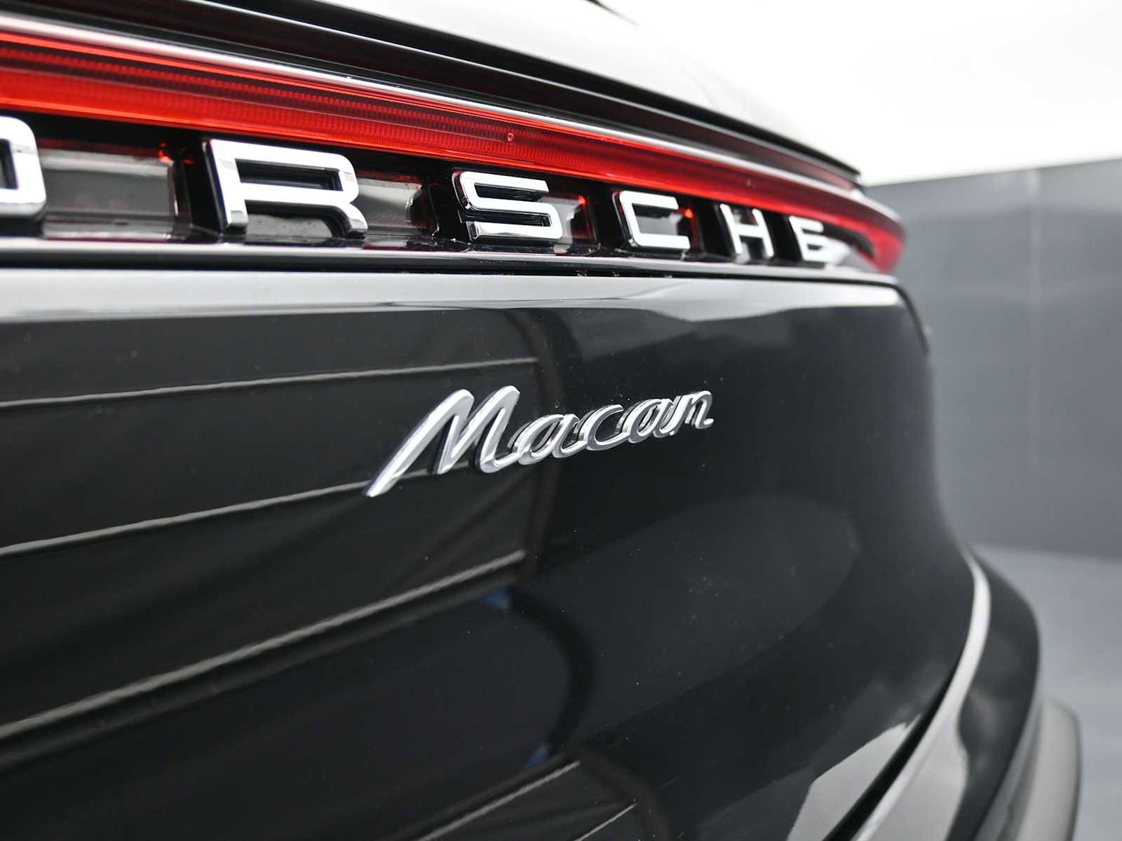 Certified 2025 Porsche Macan AWD/4WD image 26