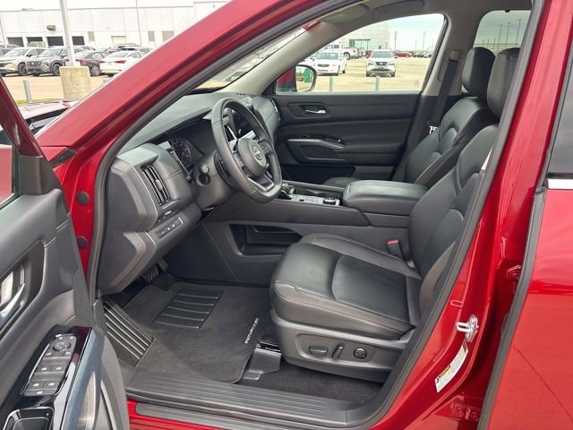 Used 2025 Nissan Pathfinder SL AWD/4WD image 17