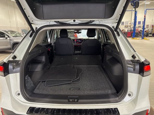 Used 2025 Volkswagen Tiguan SE image 16