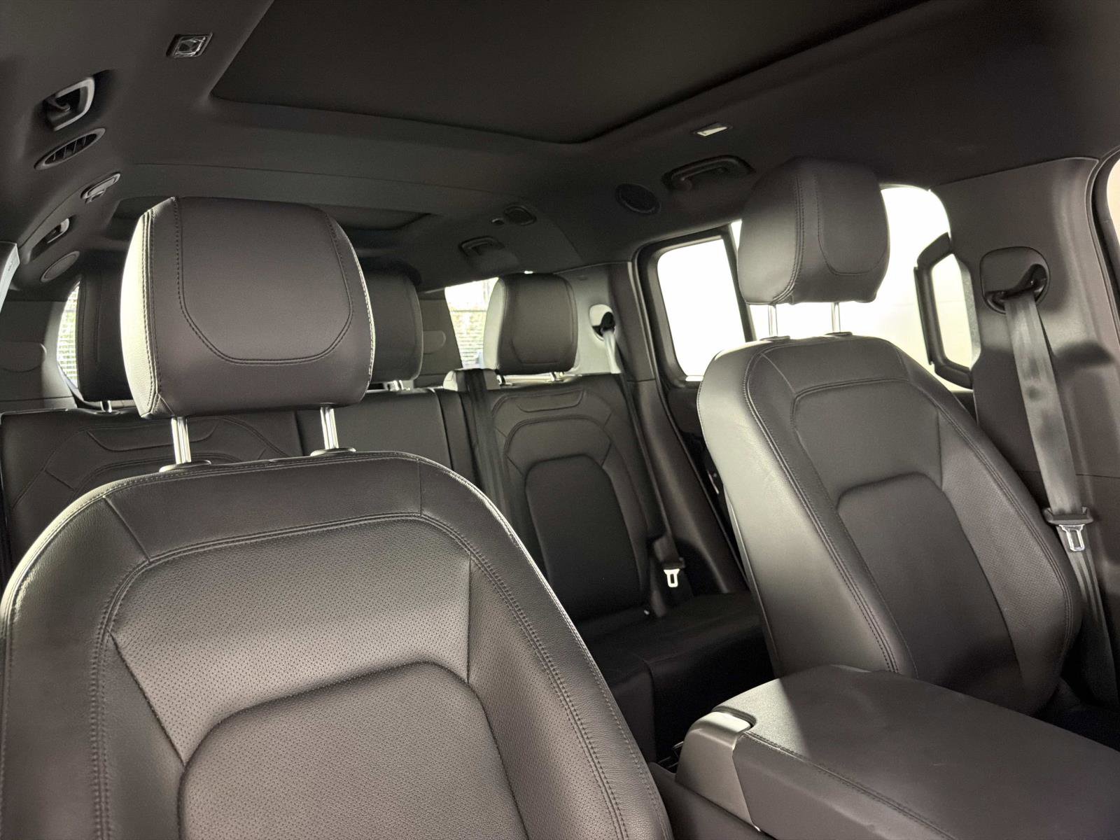 Used 2023 Land Rover Defender 130 SE AWD/4WD image 25