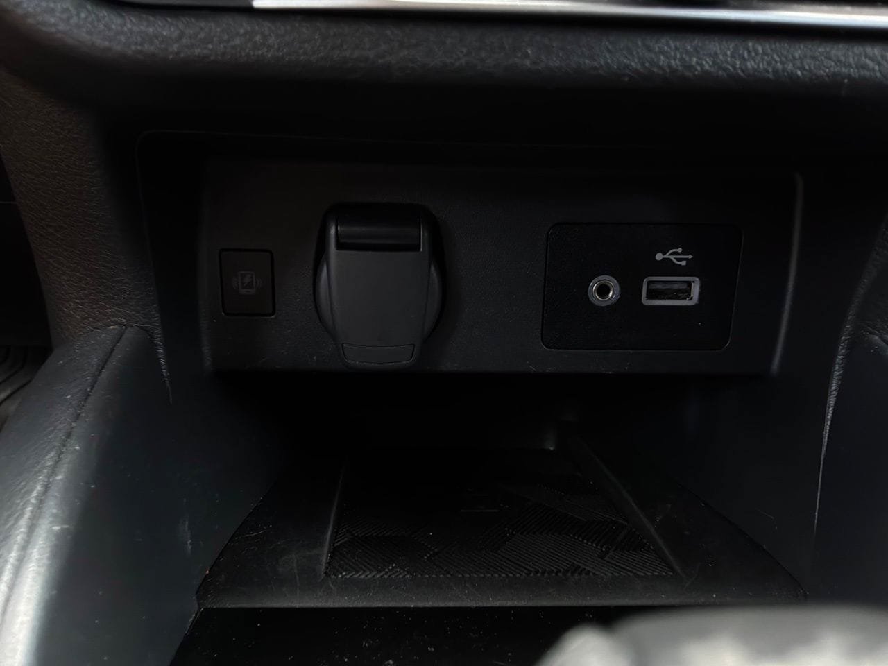 Used 2025 Nissan Versa SV FWD image 26