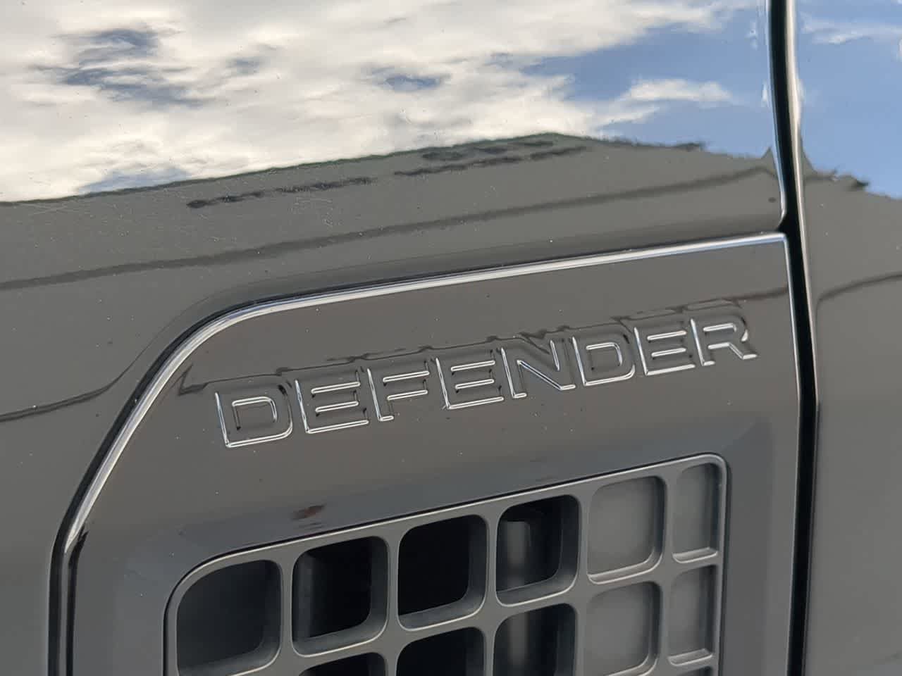 Used 2025 Land Rover Defender 110 S AWD/4WD image 13