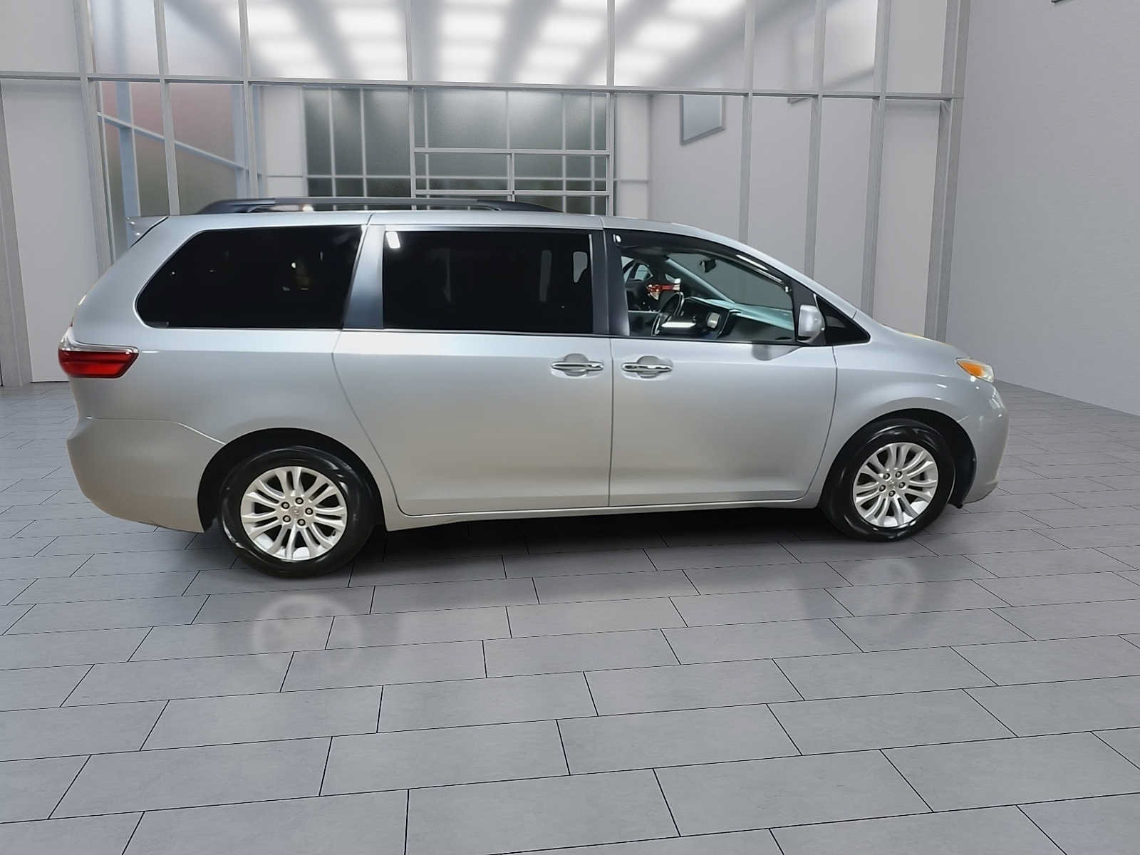 Used 2015 Toyota Sienna XLE w/ XLE Navigation Package FWD image 9