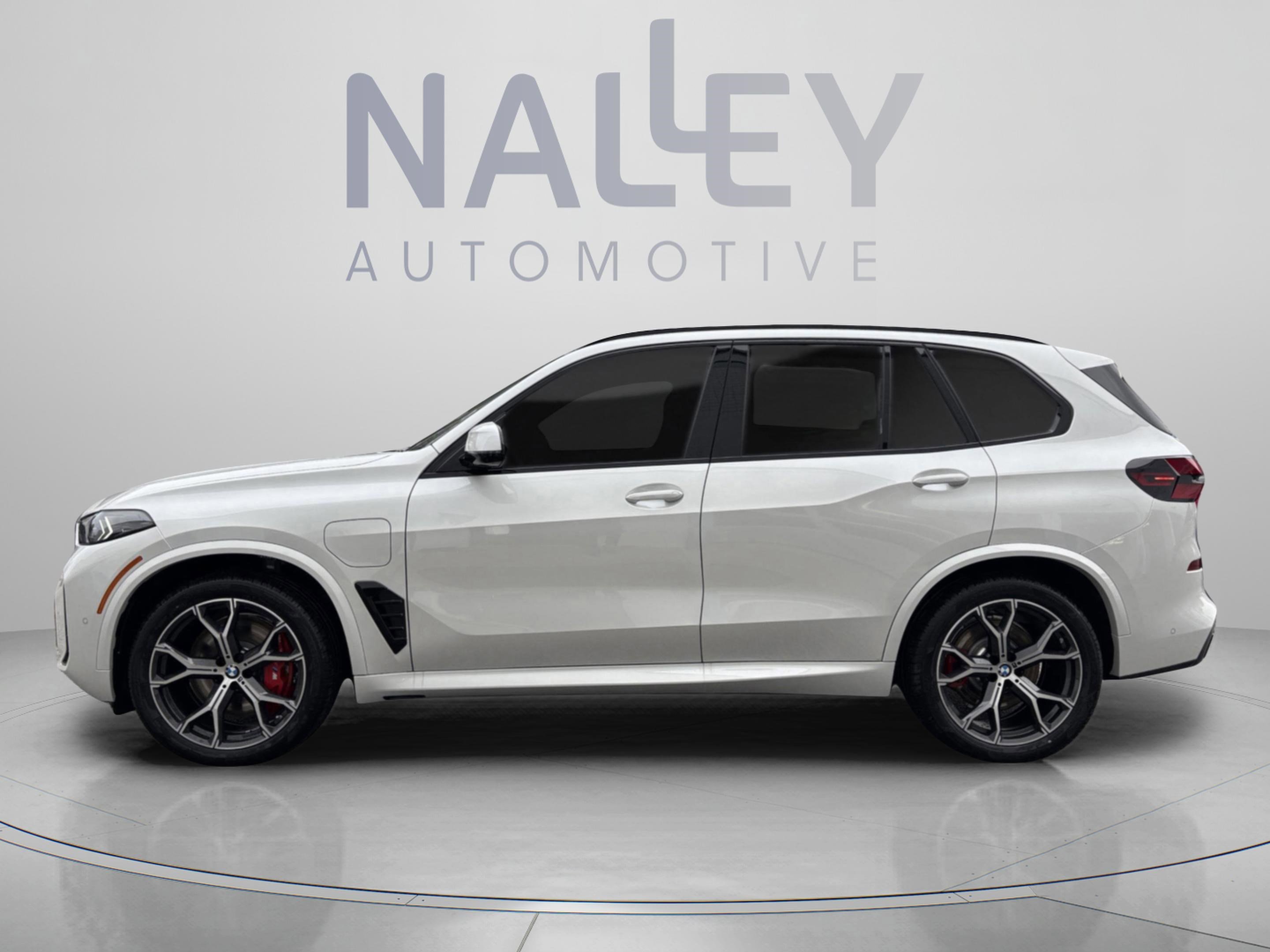 Used 2026 BMW X5 xDrive50e w/ M Sport Package image 3
