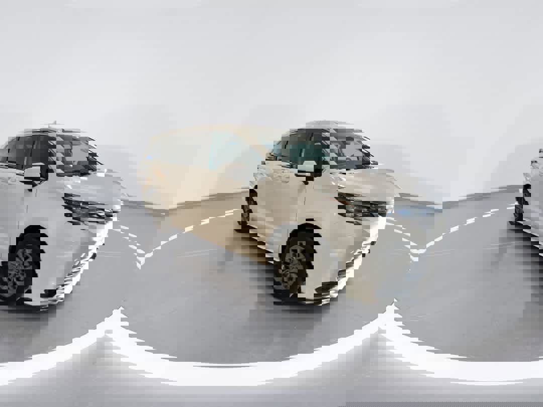 Used 2023 Toyota Sienna LE image 2