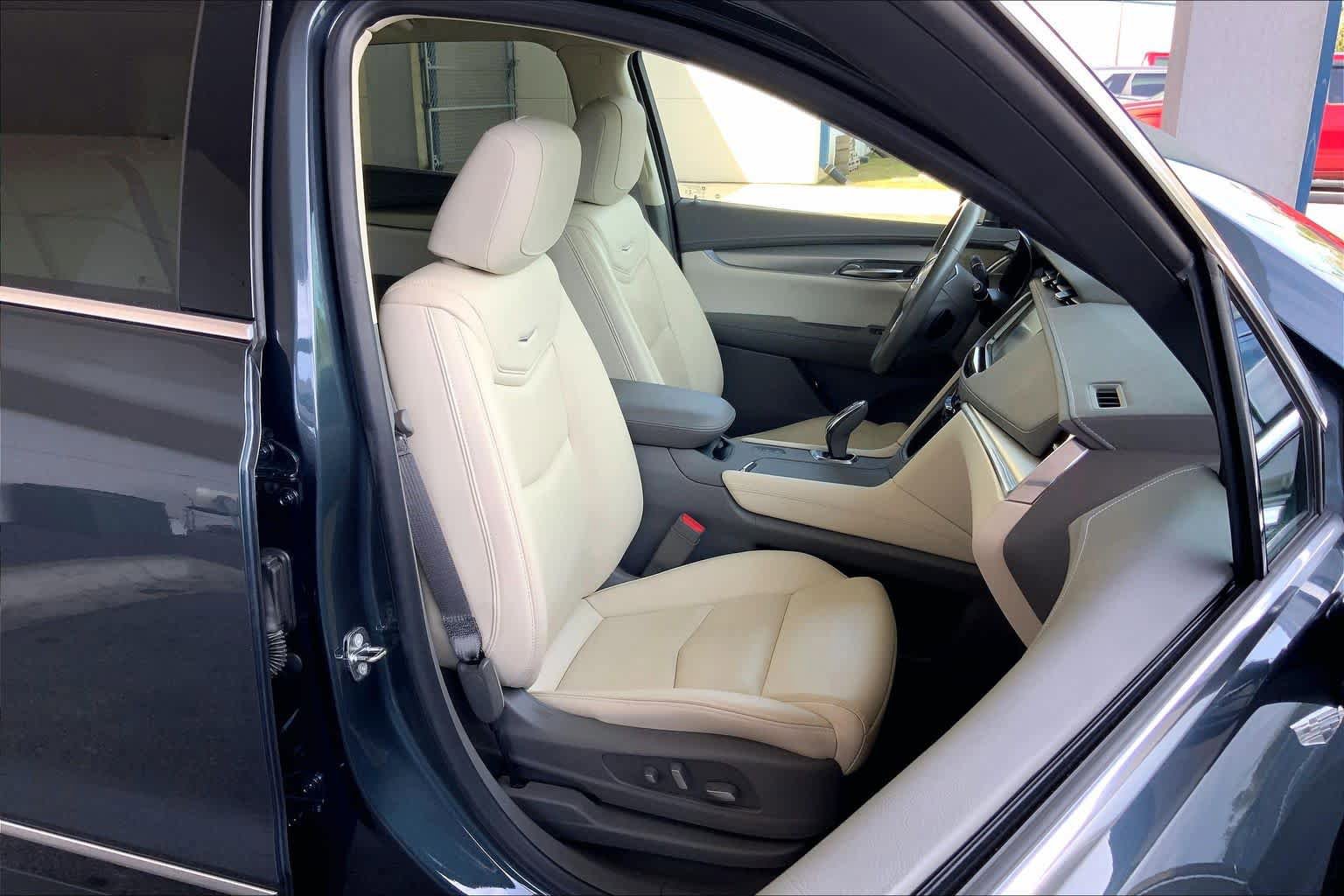 Used 2019 Cadillac XT5 Premium Luxury w/ Driver Assist Package AWD/4WD image 9
