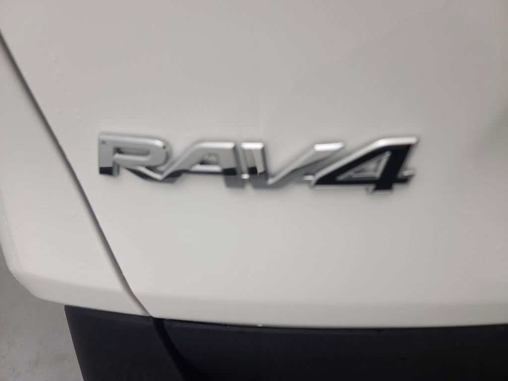 Used 2025 Toyota RAV4 XLE AWD/4WD image 12