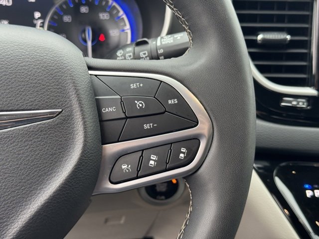 Used 2024 Chrysler Pacifica Touring-L image 31