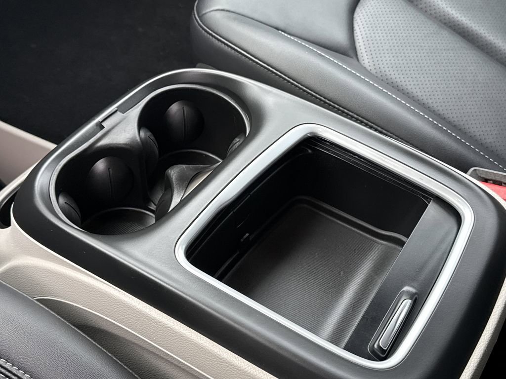 Used 2024 Chrysler Pacifica Touring-L image 39