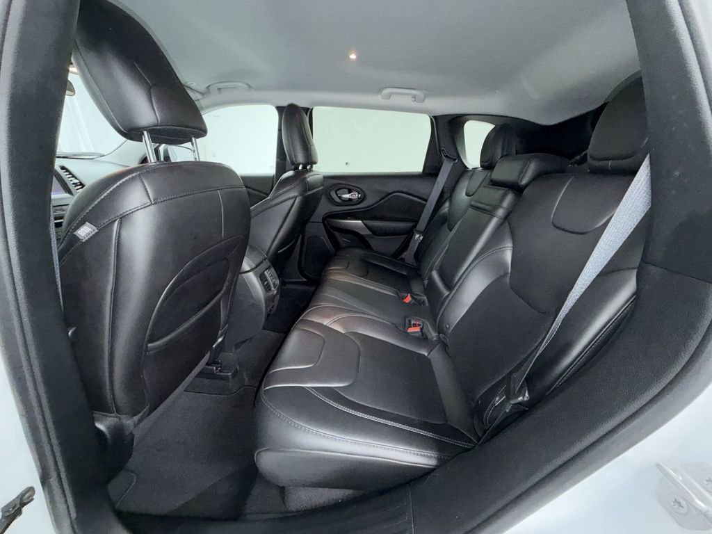 Used 2019 Jeep Cherokee Latitude Plus AWD/4WD image 18