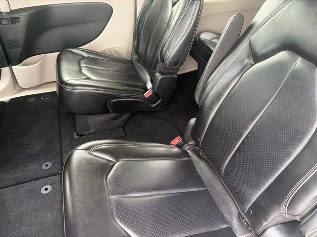 Used 2023 Chrysler Pacifica Touring-L FWD image 27