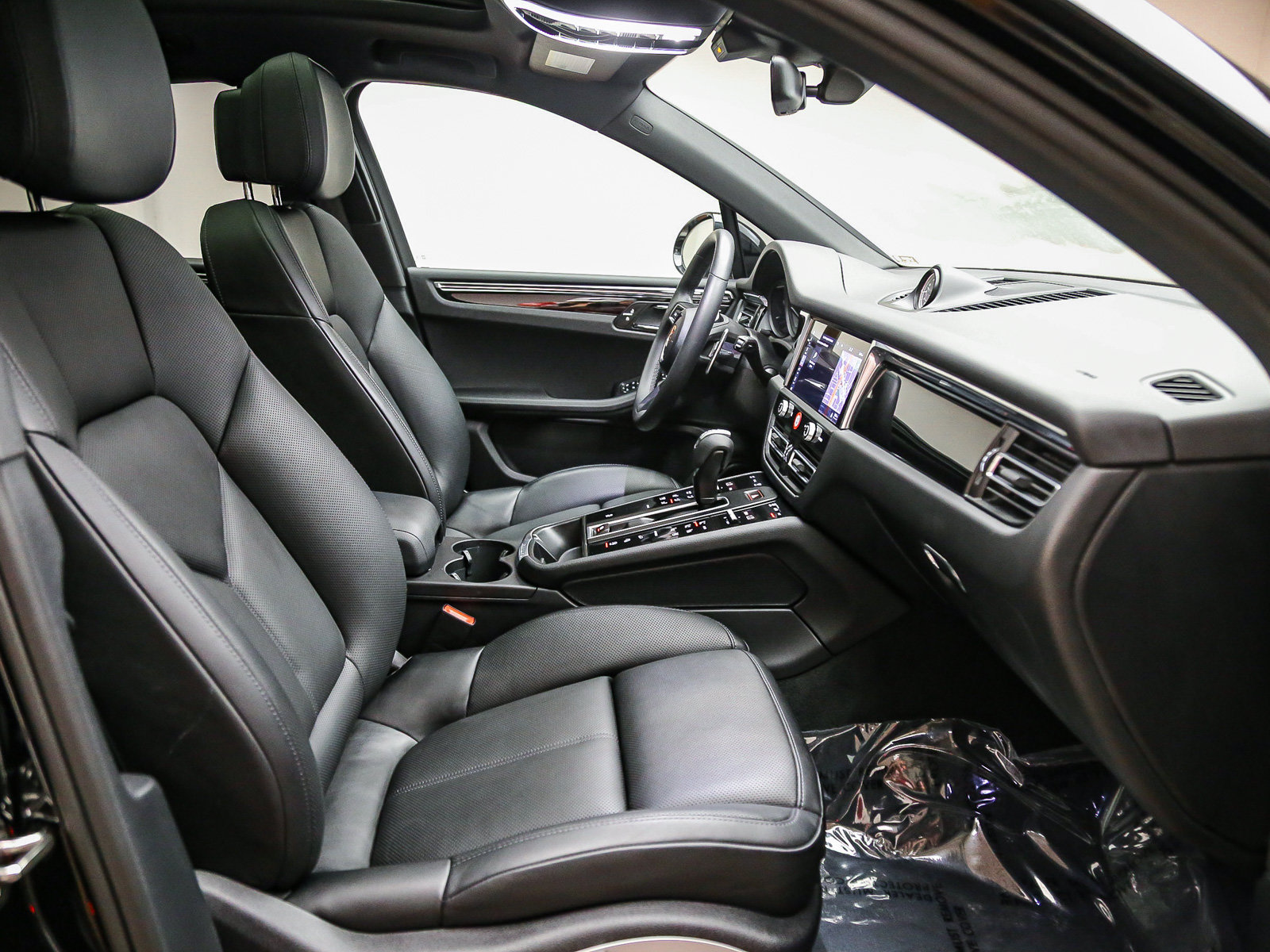 Certified 2025 Porsche Macan AWD/4WD image 20