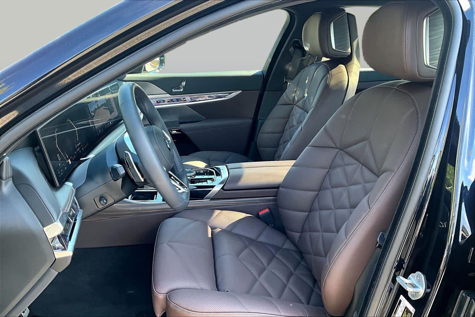 Used 2025 BMW 740i w/ Premium Package RWD image 7