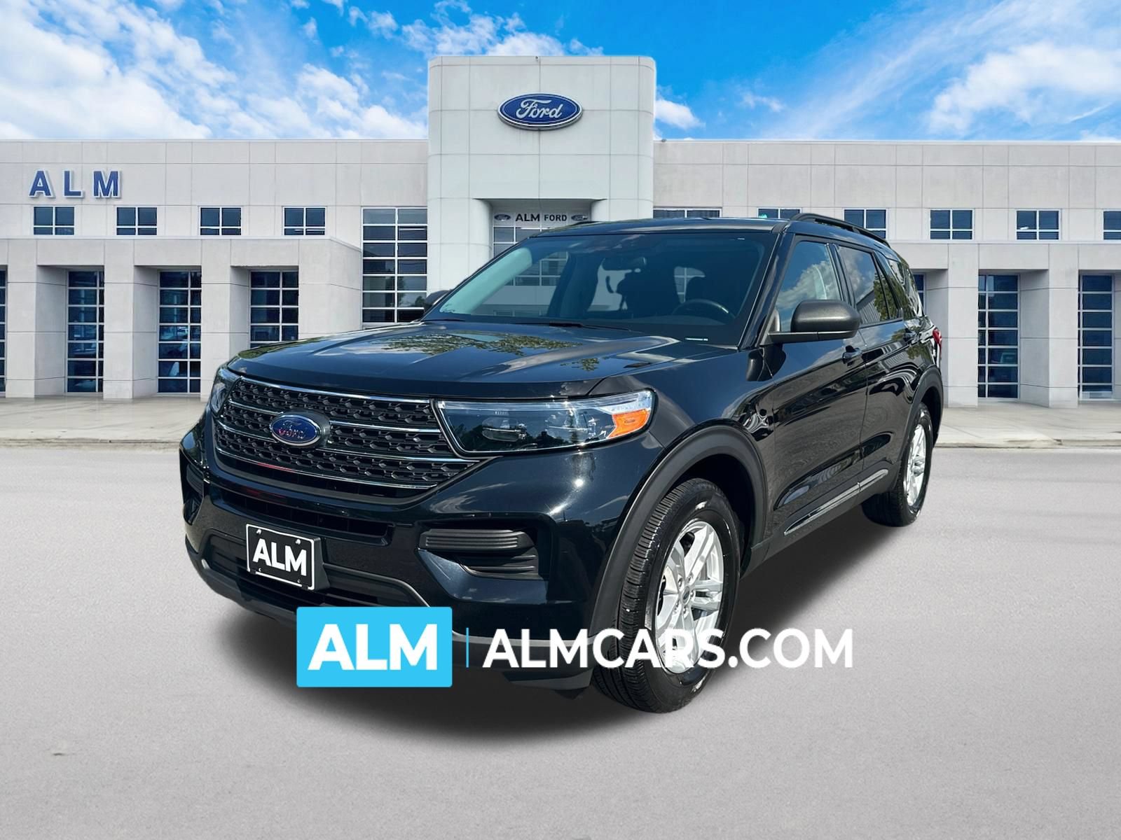 Used 2024 Ford Explorer XLT RWD image 1
