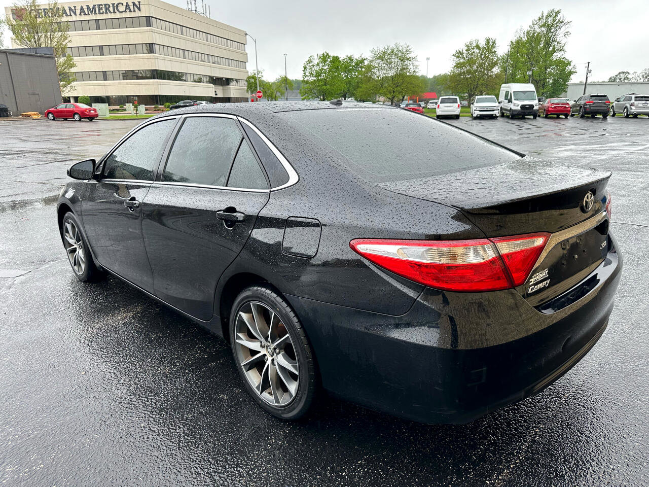 Used 2015 Toyota Camry SE image 3