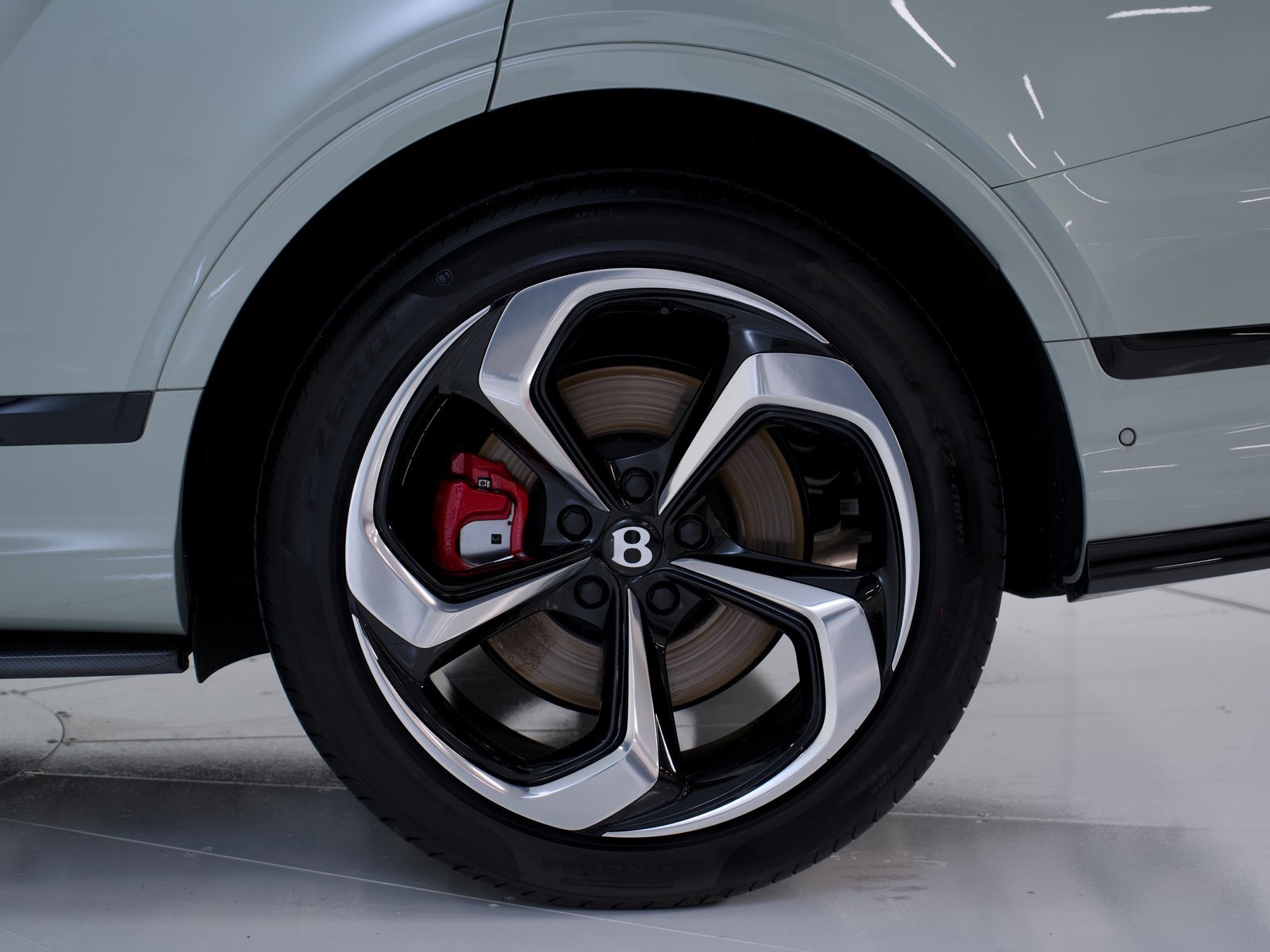 Used 2025 Bentley Bentayga image 45