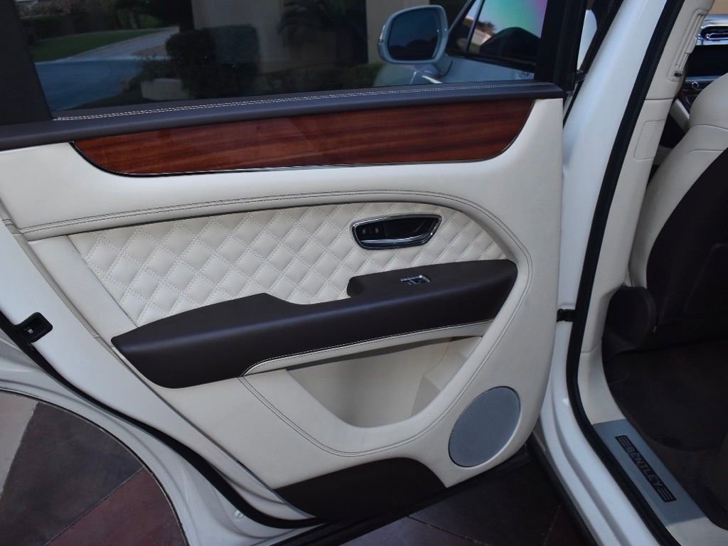 Used 2021 Bentley Bentayga AWD/4WD image 19
