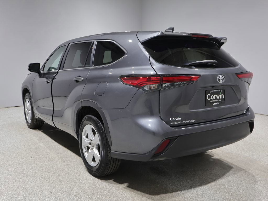 Used 2023 Toyota Highlander LE FWD image 5