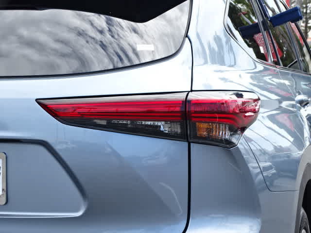 Used 2023 Toyota Highlander Limited FWD image 12