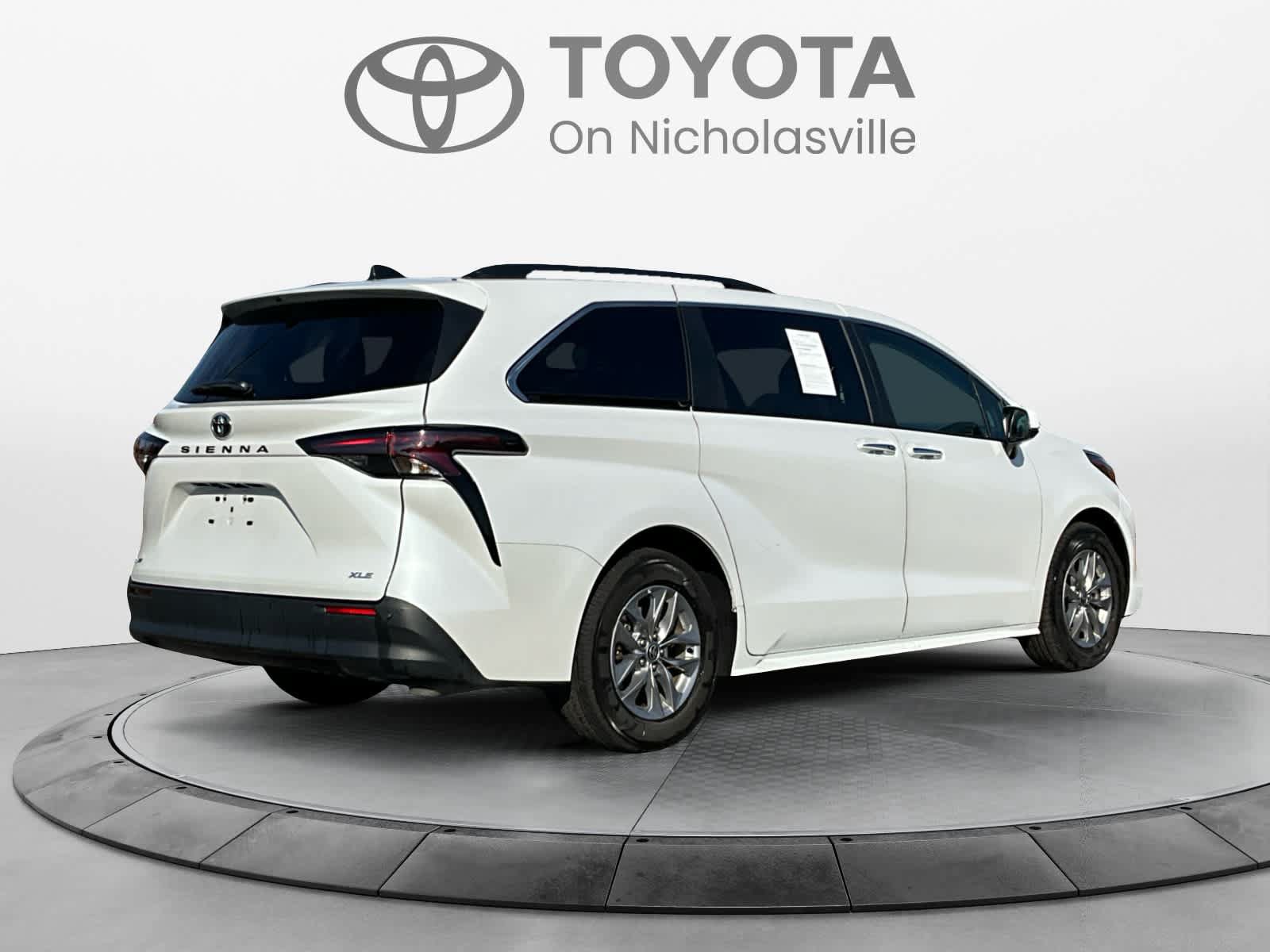 Used 2026 Toyota Sienna XLE FWD image 5